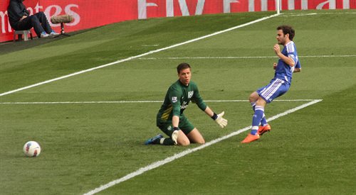 Wojciech Szczęsny puszcza gola w meczu Arsenalu z Chelsea