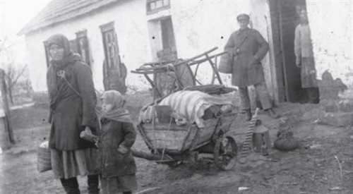 Kułacka rodzina wypędzana z domu podczas akcji rozkułaczania. Obwód doniecki, 1930 rok.