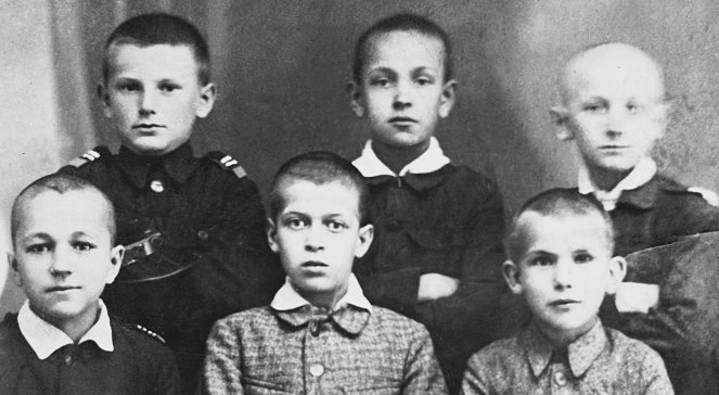 Karol Wojtyła (pierwszy z lewej w górnym rzędzie) jako uczeń siedmioklasowej męskiej Szkoły Powszechnej im. Marcina Wadowity. Wadowice, 1933
