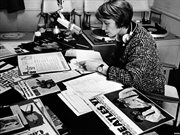 Dziennikarka RWE przygotowuje audycję muzyczną, 1960 r.
