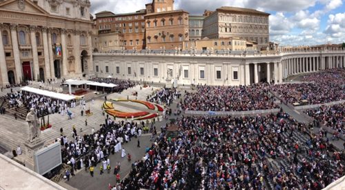 Watykan: msza dziękczynna za kanonizację papieży Jana XXIII i Jana Pawła II