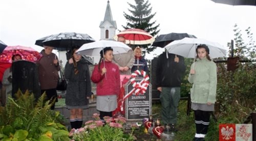 Polacy z Białorusi przy symbolicznej mogile najmłodszego z obrońców Grodna, trzynastoletniego Tadka Jasińskiego