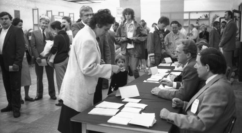 Warszawa, 4 czerwca 1989 roku. Wybory do Sejmu i Senatu. Na zdjęciu: lokal Obwodowej Komisji Wyborczej Nr 40 przy ulicy Gubinowskiej