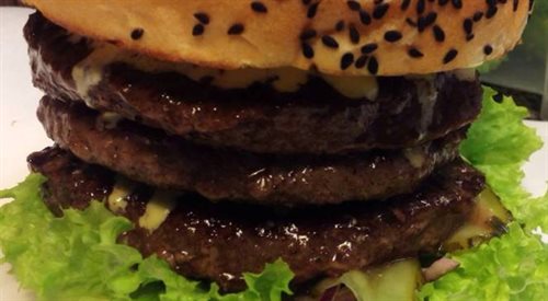Poczwórny burger to dawka blisko 1 kg mięsa