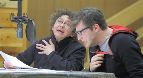 Beata Fudalej i Mateusz Bieryt podczas nagrywania sluchowiska wg Rzeźni Mrożka