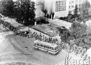 Oddziały ZOMO przed budynkiem komitetu partii. Radom, 25 czerwca 1976 