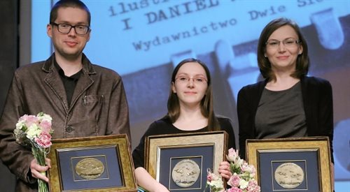 Nagrodę w kategorii książka dla dzieci otrzymali: Dorota Sidor oraz Aleksandra i Daniel Mizielińscy za książkę Gdzie jest wydra? - czyli śledztwo w Wilanowie.