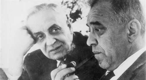 Prof. Marian Danysz (z lewej) i prof. Jerzy Pniewski. (1963)