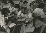 Grupa ochotniczek podczas lekcji. Miejsce nieznane, 1943