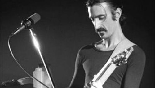 Frank Zappa podczas występu w Ekeberghallen w Oslo, 16 stycznia 1977 roku