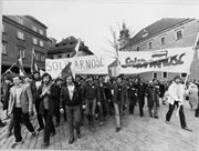Z okazji 1 maja odbyła się manifestacja przeciwników stanu wojennego i władz komunistycznych. Na zdjęciu demonstranci na pl. Zamkowym. Warszawa, 1.05.1982


