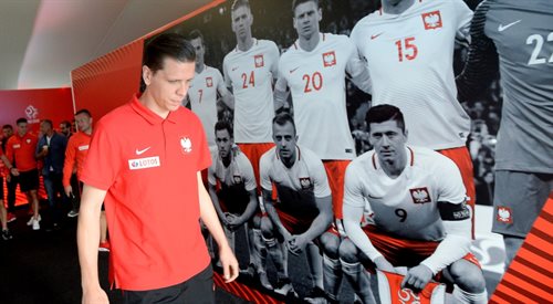 Bramkarz piłkarskiej reprezentacji Polski Wojciech Szczęsny w drodze na konferencję prasową w La Baule