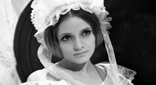 Anna Seniuk (na zdjęciu) zadebiutowała na scenie w roku 1964 rolą Irmy w Wariatce z Chaillot J. Giraudoux w Starym Teatrze im. Heleny Modrzejewskiej w Krakowie.