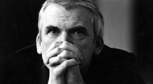 - Milan Kundera jest muzycznie bardzo wykształcony i to widać w kompozycjach jego powieści. Kobiety szalały na punkcie jego nieprawdopodobnie długich palców - opowiada Marek Bieńczyk. Zdjęcie pochodzi z 1981 roku.