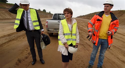 Minister infrastruktury i rozwoju Maria Wasiak (C) z wizytą na budowie odcinka autostrady A1- węzeł Brzeziny