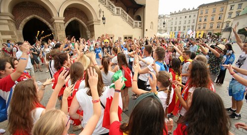 Pielgrzymi na Rynku Głównym w Krakowie, na dzień przed oficjalnym rozpoczęciem Światowych Dni Młodzieży.