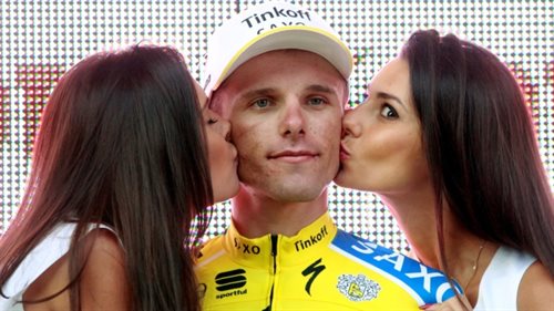 Rafał Majka na podium całowany przez hostessy po wygraniu piątego etapu 71. Tour de Pologne