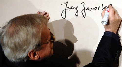 Warszawa, Akademia Teatralna, grudzień 2006 roku. Z okazji 60-lecia miesięcznika Teatr nagrodę specjalną otrzymał Jerzy Jarocki (reżyser zostawia swój autograf na ścianie Akademii Teatralnej.