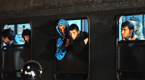 Uchodźcy w pociągu oczekującym na pozwolenie na przekroczenie granicy chorwacko-serbskiej