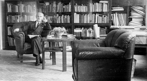 Warszawa, 1946 rok. Poeta i tłumacz Julian Tuwim w swoim mieszkaniu przy ulicy Wiejskiej.