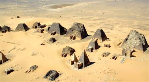 Nubijskie piramidy w Meroe w roku 2001, widziane z lotu ptaka