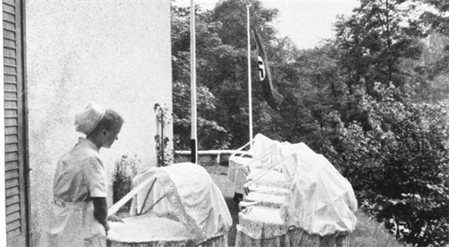 Wózki dziecięce w ośrodku Lebensborn. W tle widoczna flaga III Rzeszy ze swastyką.