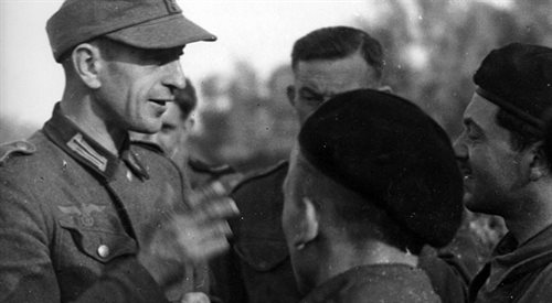 Wcielony siłą do Wehrmachtu Polak rozmawia w 1944 roku w Normandii z żołnierzami 1 Dywizji Pancernej gen. Stanisława Maczka