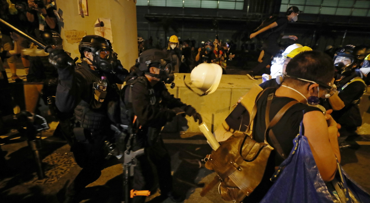 Zamieszki pod siedzibą hongkońskiego parlamentu