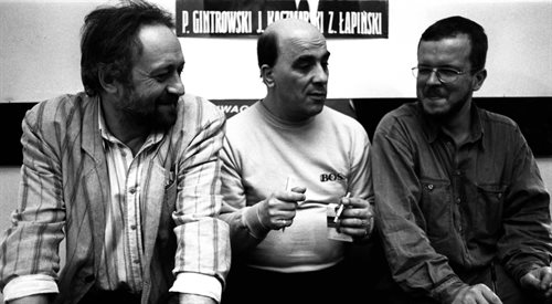 Zbigniew Łapiński, Przemysław Gintrowski, i Jacek Kaczmarski - trzej bardowie podczas wspólnej rozmowy między koncertami