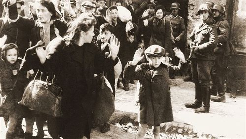 Żydzi pojmani przez SS podczas tłumienia powstania w getcie warszawskim.  Fotografia z Raportu Jrgena Stroopa do Heinricha Himmlera z maja 1943 roku