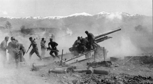 Niemiecka artyleria ostrzeliwuje greckie pozycje. Kwiecień 1941