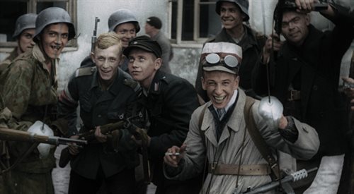 Kadr z filmu Powstanie Warszawskie. To pierwszy na świecie dramat wojenny non-fiction zmontowany w całości z materiałów dokumentalnych
