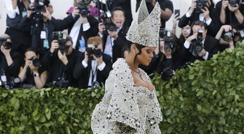 Rihanna na MET Gali w Metropolitan Museum of Art w Nowym Jorku w 2018 roku. Impreza odbyła się pod hasłem Heavenly Bodies: Fashion and the Catholic Imagination.
