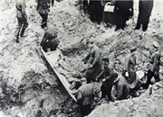 Prace przy ekshumacji zamordowanych polskich oficerów w 1943 roku