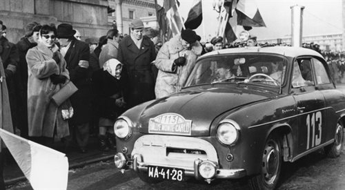 Polska załoga na Rajd Monte Carlo 1961 w składzie Stanisław Wierzba i Longin Bielak w swojej Syrenie. Warszawa, Plac Defilad, styczeń 1961