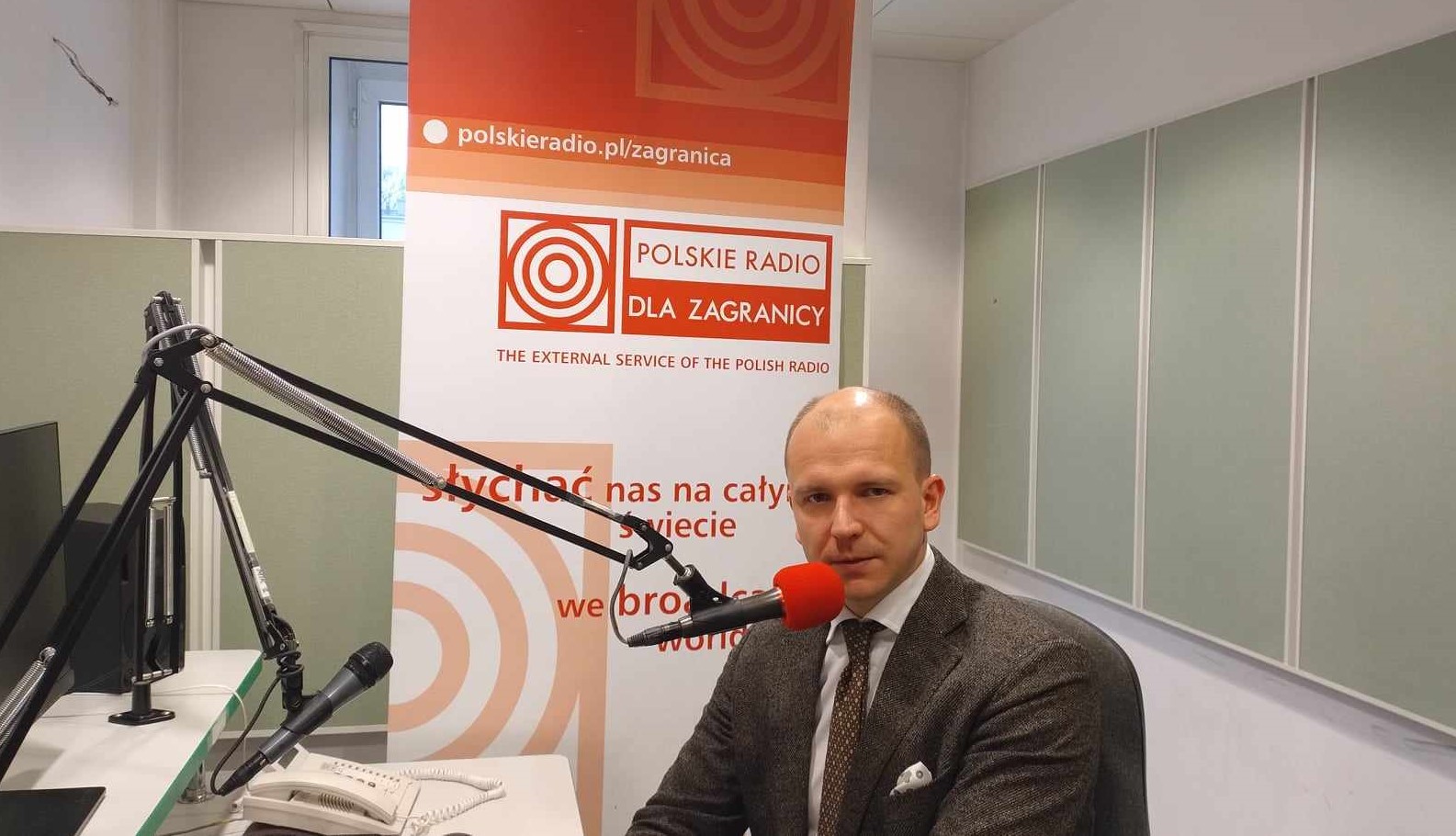 Dr Dawid Kostecki, dyrektor NAWA w studiu Polskiego Radia dla Zagranicy
