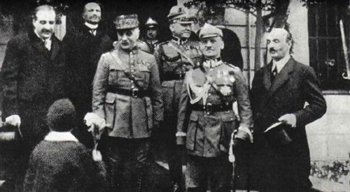 Marszałek Ferdinand Foch (z lewej) podczas wizyty w Warszawie w 1923 roku. Z prawej gen. Władysław Sikorski.