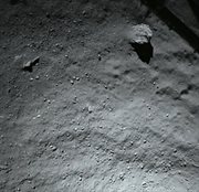Powierzchnia komety w miejscu Agilkia na 40 metrów przed przyziemieniem.