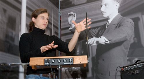 Słynny instrument Lwa Tiermienia oraz jego zdjęcie w Rock n Popmuseum w Gronau