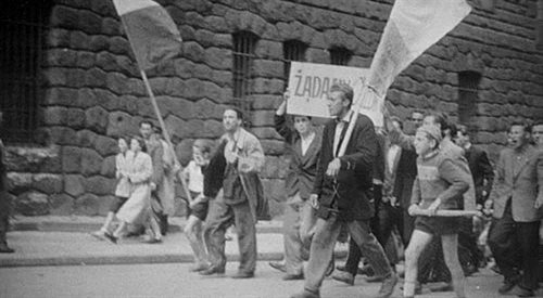 Protestujący robotnicy z hasłem Żądamy chleba Fotografie wykonane przez funkcjonariuszy UB w celu identyfikacji manifestantów. Poznań, czerwiec 1956