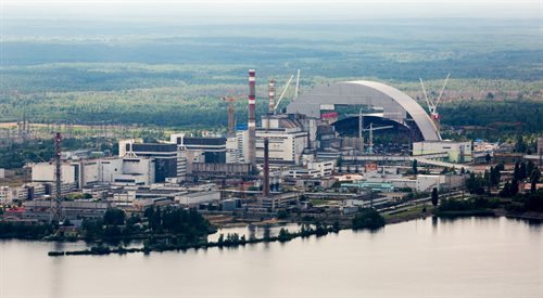 Widok elektrowni w Czarnobylu z nowym łukiem ochronnym w 2016 roku
