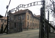 Wejście główne do obozu śmierci w Auschwitz-Birkenau z niemieckim napisem 