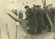 Generał Władysław Anders zagląda do żołnierskiego namiotu podczas inspekcji w 6. Dywizji Piechoty. Tockoje, ZSRR, zima 1941