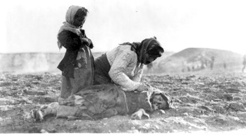 Ormiańscy uchodźcy w Syrii w 1915 roku. W większości ofiarą morderstw po 24 kwietnia padały kobiety, dzieci i starcy. Mężczyzn eksterminowano wcześniej, po wyselekcjonowaniu ich z armii tureckiej - mówi  Armen Artwich, wiceprezes Fundacji Kultury i Dziedzictwa Ormian Polskich