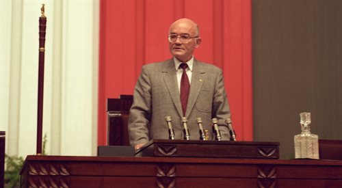 Tadeusz Fiszbach jako wicemarszałek sejmu X kadencji w sierpniu 1989 r.