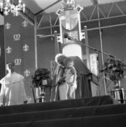 Papież z dzieckiem po mszy św. na Jasnej Górze. Częstochowa, 4.06.1979  