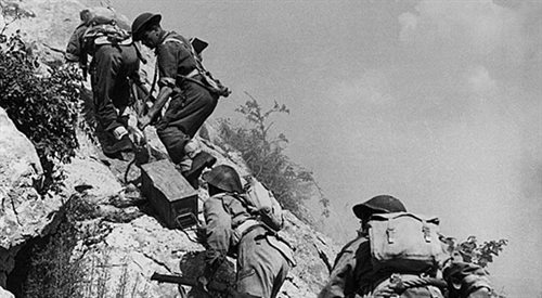 Polscy żołnierze dostarczają amunicję na pozycje; foto: WikimediaCC; żr.: Melchior Wańkowicz, Bitwa o Monte Cassino