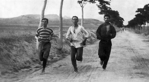 Trójka biegaczy występujących w biegu maratońskim podczas pierwszych nowożytnych Igrzysk Olimpijskich w Atenach w 1896 roku