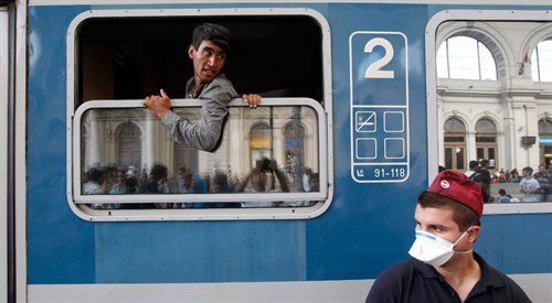 Policjant pilnujący pociągu na stacji kolejowej w węgierskim Bicske, gdzie zatrzymano imigrantów