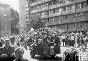 Ulica 1 Maja, godzina 12.55. Manifestanci zmierzają w kierunku budynku KW PZPR. Radom, 25 czerwca 1976